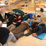 Asiantuntija Hannu Jaakkola lukee suunnittelumökin väelle tarinaa unelmien ylioppilaskunnasta 2020